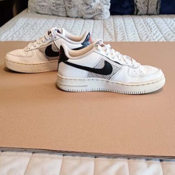 NIKE GoPKT Air Force 1 girl's white sneakers with black logo, size 3.5Y - Picture 5 of 8